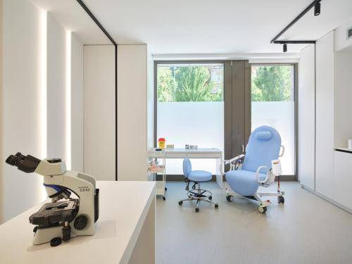 Medical blood collection chair for professional blood collection procedures